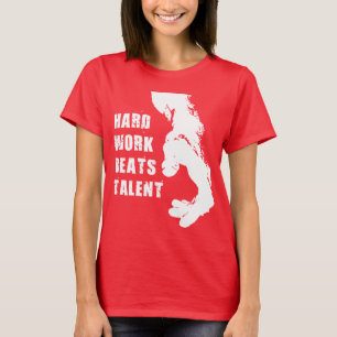 Motivierend Worte - harte Arbeit schlägt Talent T-Shirt