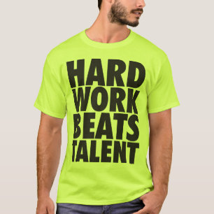 Motivierend Worte - harte Arbeit schlägt Talent T-Shirt