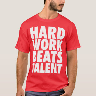 Motivierend Worte - harte Arbeit schlägt Talent T-Shirt