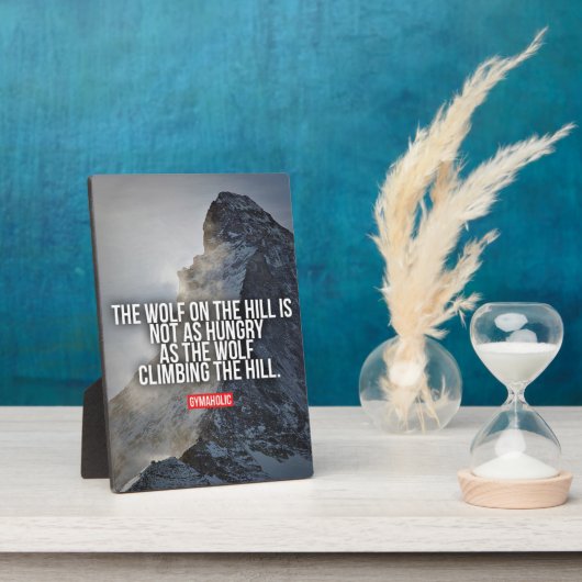 Motivierend Worte - Hungriger Wolf Klettern auf de Fotoplatte (Seite)