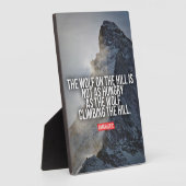 Motivierend Worte - Hungriger Wolf Klettern auf de Fotoplatte (Seite)