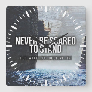 Motivierend Worte - stehen für das, woran Sie glau Quadratische Wanduhr