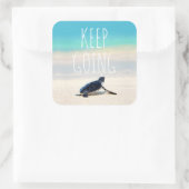 Motivierend Zitat Behalte auf Schildkrötenstrand Quadratischer Aufkleber (Tasche)