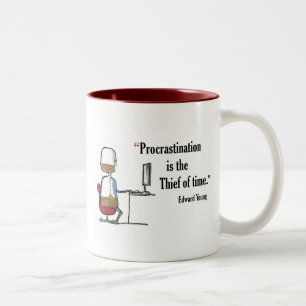 Motivierend Zitat der Prüfung durch Edward Young - Zweifarbige Tasse