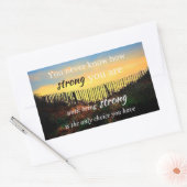 Motivierend Zitat: Du weißt nie, wie stark ... Rechteckiger Aufkleber (Umschlag)