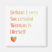 Motivierend Zitat hinter der Frau ist ihr Magnet (Vorne)