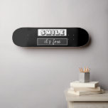 Motivierend Zitat Lächeln es ist kostenlos lässig  Skateboard<br><div class="desc">Ein modernes,  stilvolles Sportskateboard mit einem motivierend Angebot Smile ist kostenlos. Der Hintergrund ist schwarz,  aber Sie können die Farben ändern,  indem Sie auf die Schaltfläche "Anpassen" klicken.</div>