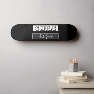 Motivierend Zitat Lächeln es ist kostenlos lässig  Skateboard