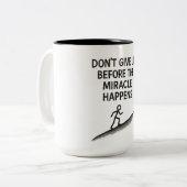 motivierend Zitat verzichtet auf Wundergläubigkeit Zweifarbige Tasse (Vorderseite Links)