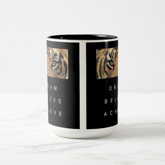 Motivierend Zitatstraum glauben, Tigeraugen zu err Zweifarbige Tasse (Mittel)