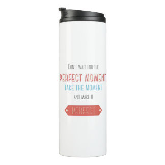 Motivierender typografischer Retro-Stil Thermosbecher