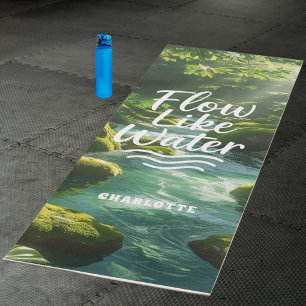 Motivierendes Zitat blau fließen wie Wasser Wald Yogamatte