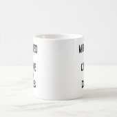 Motiviert durch Koffein und Hunde Kaffeetasse (Mittel)