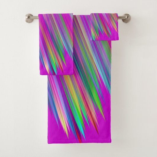 Motley abstract stripes on fuchsia color badhandtuch set (Insitu)
