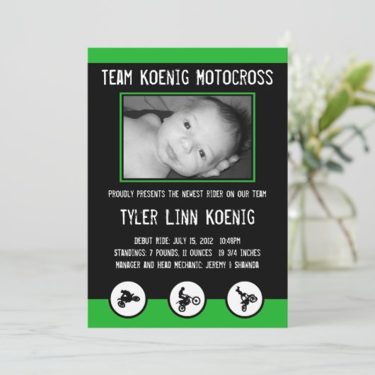 Motocross Dirt Bike Geburtsankündigung (grün) Ankündigung (Stehend Vorderseite)