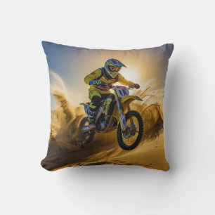 Motocross-Fahrer fährt durch die Dünen Kissen