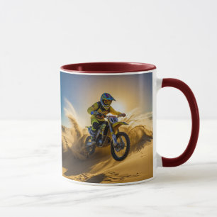 Motocross-Fahrer fährt durch die Dünen Tasse