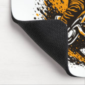 Motorcrossfahrer rutscht kraftvoll durch den Schla Mousepad (Ecke)