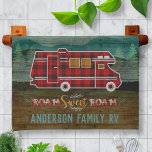 Motorhome RV Camper Reisen Van Rustic Personalisie Geschirrtuch<br><div class="desc">Dieses individuelle Design mit einem rustikalen Look ist perfekt für Ihre Zuhause-away-from-Zuhause auf Rädern. Es zeigt eine karierte rote Zuhause an | Camper. Der RV reist über einen Hintergrund, der mit Bergen und Kiefern ein holzgetreichtes Aussehen hatte. Im Originaltext steht: "Roam Sweet Roam." Verwenden Sie die einfache Vorlage, um den...</div>