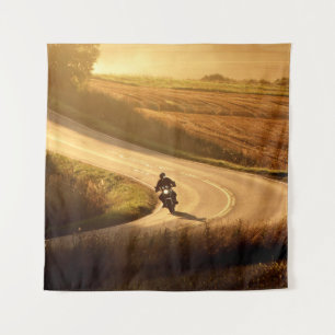 Motorrad auf Landstraße im Herbst Abend. Wandteppich