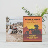 Motorrad Couple Mountain Sunset Foto Hochzeit Einladung (Stehend Vorderseite)