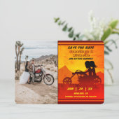 Motorrad Couple Mountain Sunset Foto Hochzeit Save The Date (Stehend Vorderseite)