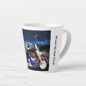 Motorrad Girl fährt mit ihrem Hund, Fantasy Cup Milchtasse (Rechte Ecke)