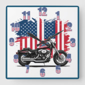 Motorrad mit amerikanischem Hintergrund Quadratische Wanduhr (Vorderseite)