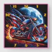 Motorrad mit amerikanischer Flagge gegen Vollmond Quadratische Wanduhr (Vorderseite)