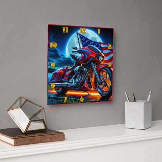 Motorrad mit amerikanischer Flagge unter Vollmond Quadratische Wanduhr (Büro)