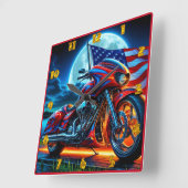 Motorrad mit amerikanischer Flagge unter Vollmond Quadratische Wanduhr (Winkel)