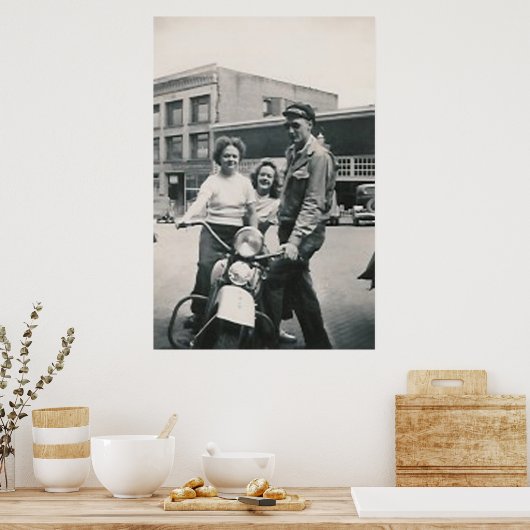 Motorrad-Typ und 2 Mädchenplakat Poster (Küche)