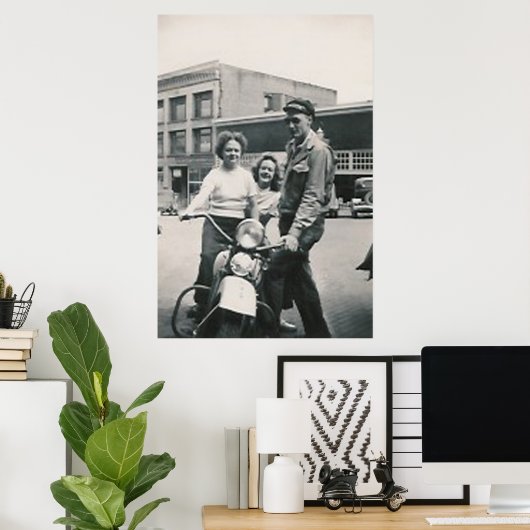 Motorrad-Typ und 2 Mädchenplakat Poster (Heimbüro)
