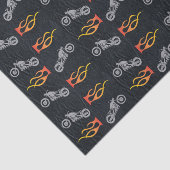 Motorrad und Flammen auf Imitat aus schwarzem Lede Seidenpapier (Ausschnitt)