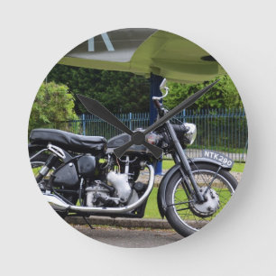 Motorrad und Spitfire Runde Wanduhr