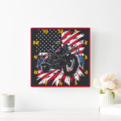 Motorradfahren vor patriotischem Hintergrund Quadratische Wanduhr (Zuhause)