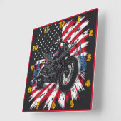 Motorradfahren vor patriotischem Hintergrund Quadratische Wanduhr (Winkel)