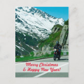 Motorradfahrer in schneebedeckten Bergen Weihnacht Postkarte (Vorderseite)