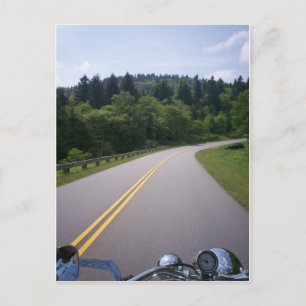 Motorradfahrer mit blauem Rücken Postkarte