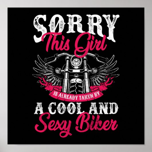 Motorradmädchen wird bereits von einem Biker mitge Poster (Vorne)