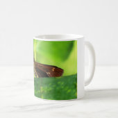 Motte auf Blatt 2 Kaffeetasse (VorderseiteRechts)
