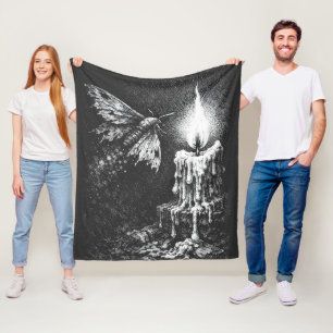 Motte zur Flamme — von BurnsInHell Fleecedecke