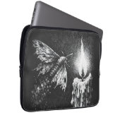 Motte zur Flamme — von BurnsInHell Laptopschutzhülle (Vorne Rechts)