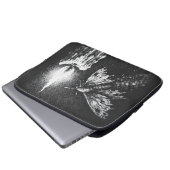Motte zur Flamme — von BurnsInHell Laptopschutzhülle (Vorne Knopf)