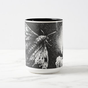 Motte zur Flamme — von BurnsInHell Zweifarbige Tasse