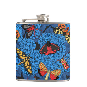 Motten auf blauem Hydrangea Flachmann