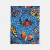 Motten auf blauem Hydrangea Fleecedecke (Vorderseite)