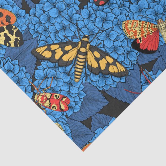 Motten auf blauem Hydrangea Seidenpapier (Ausschnitt)