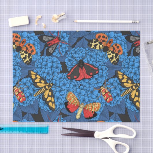 Motten auf blauem Hydrangea Seidenpapier (Handwerk)