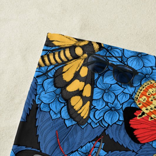 Motten auf blauem Hydrangea Strandtuch (Beispiel)